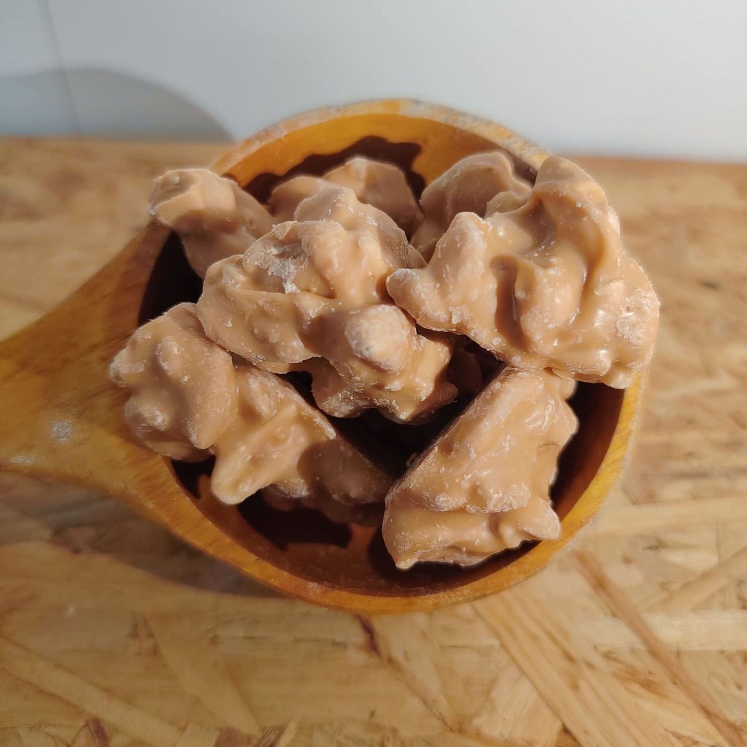 Rocas de cacahuete con chocolate blanco y sal