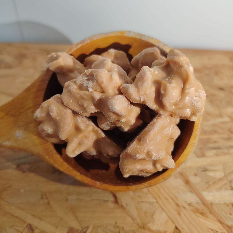 Rocas de cacahuete con chocolate blanco y sal