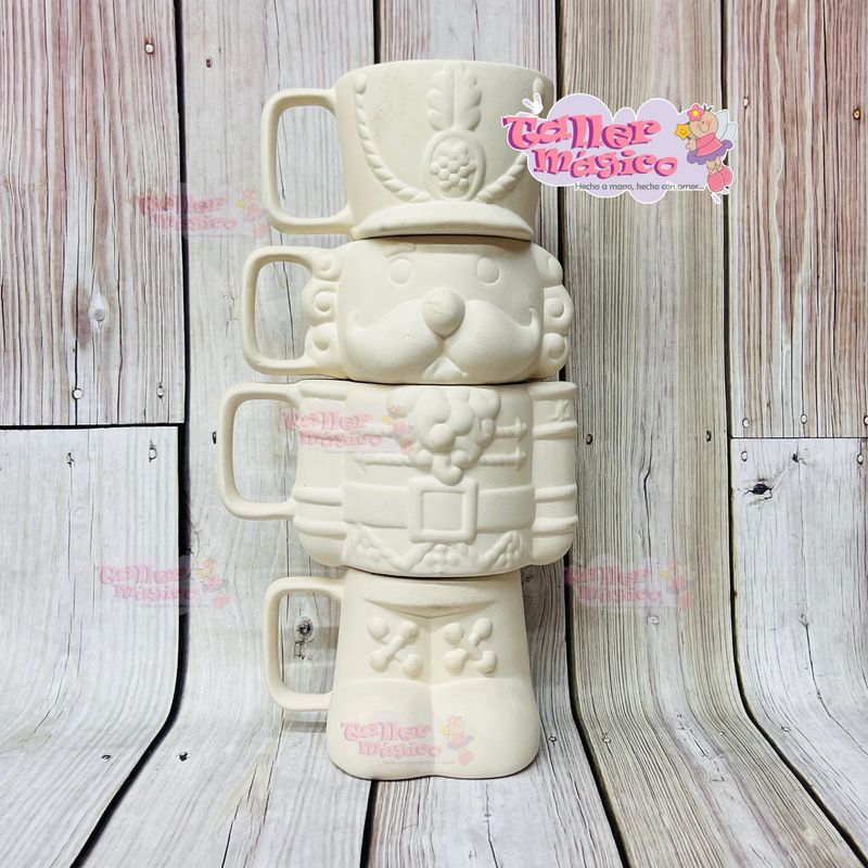 TAZAS APILADAS CASCANUECES