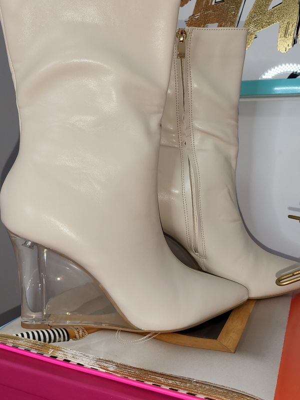 Leather boots with crystal suela