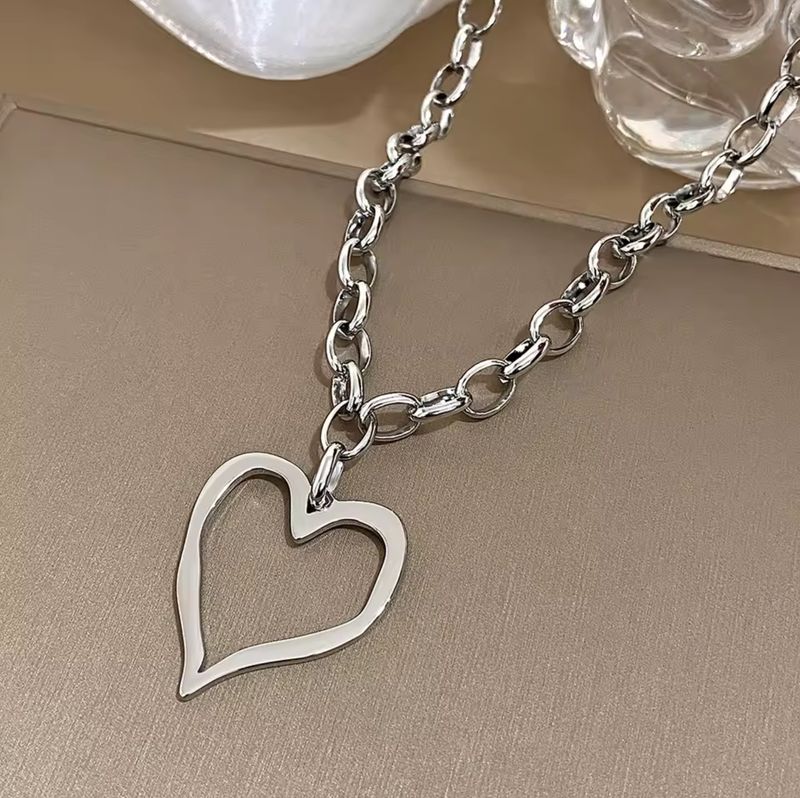 Irregular Hollow Big Heart Collar