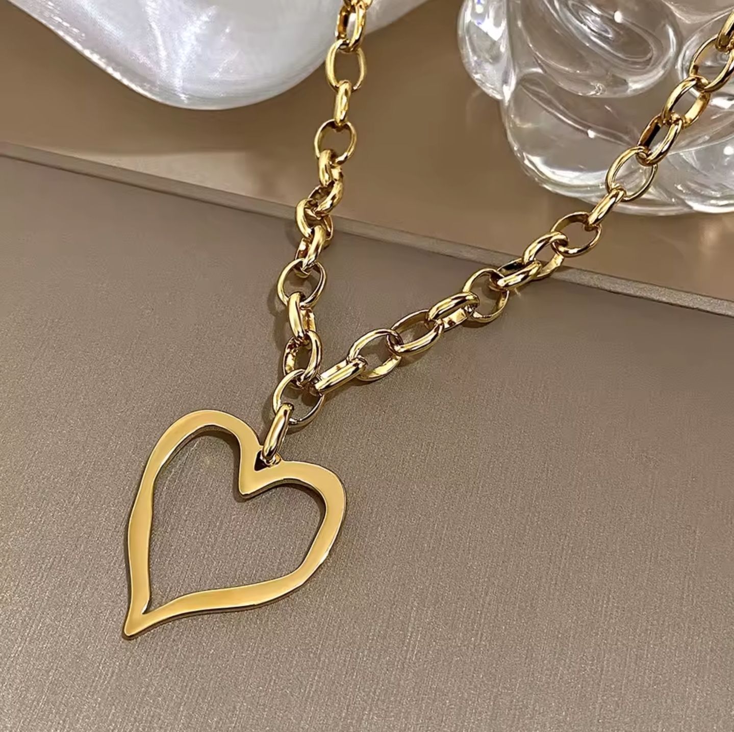Irregular Hollow Big Heart Collar