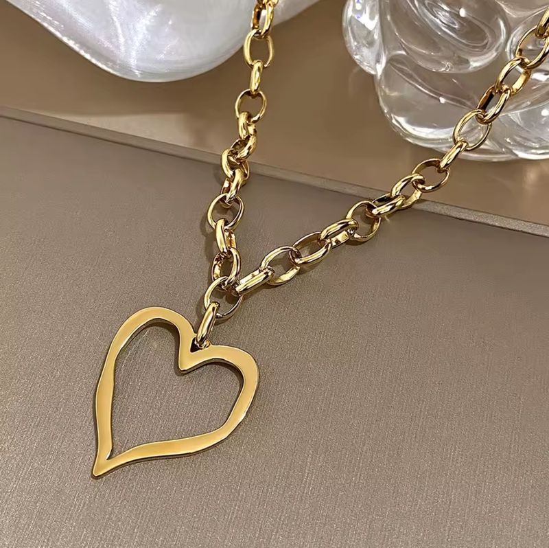 Irregular Hollow Big Heart Collar