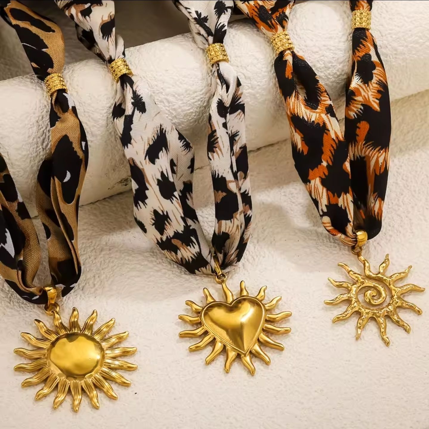 Leopard sheer collar with pendant
