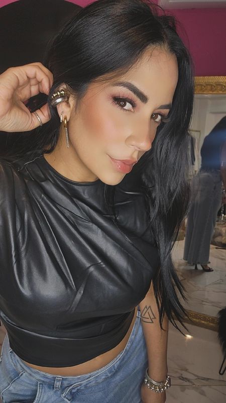 Gail Leather Top w. shoulder fruncido