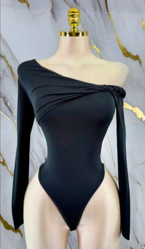 Knot asymetric shoulder body