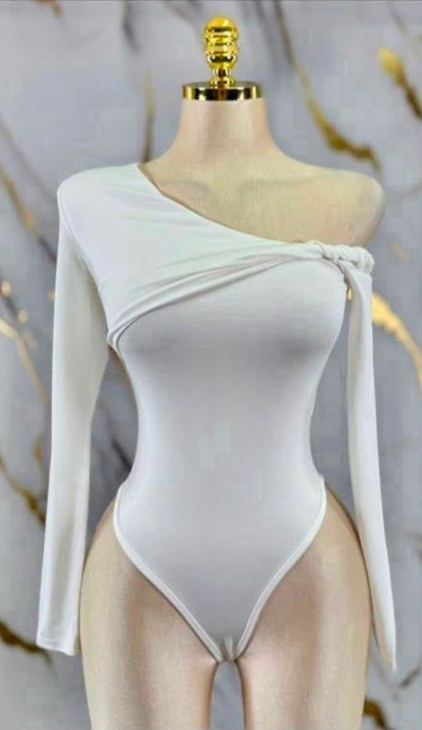 Knot asymetric shoulder body
