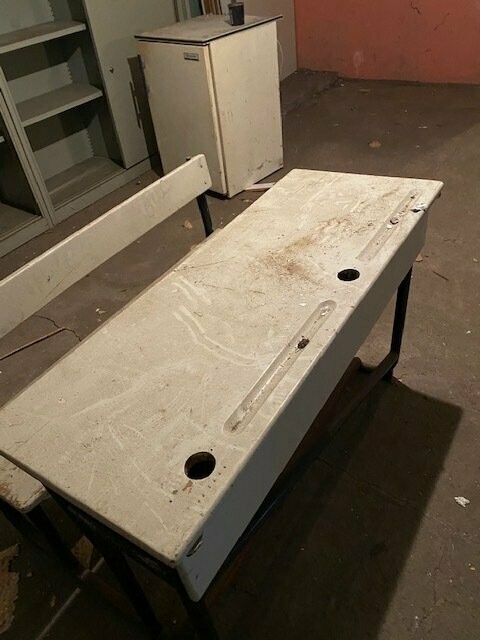 ANTIEK SCHOOLBANKJE