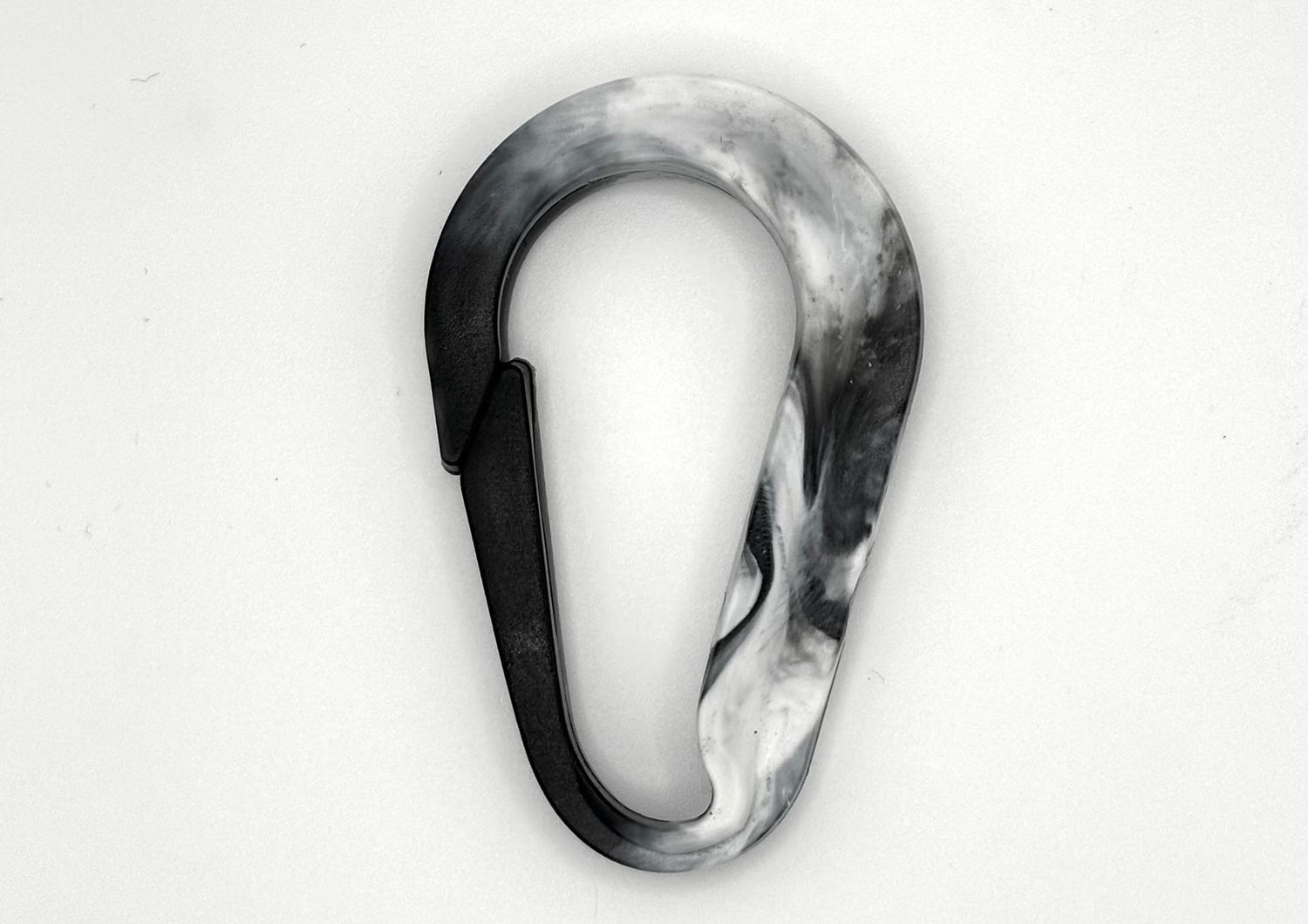 Karabinerhaken "Marble" aus 100% recyceltem Cleanup-Plastik