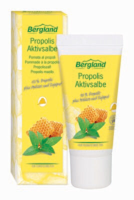 Propolis Aktivsalbe
10 % Propolis plus Melisse und Cajeput
- Aktivpflege bei Lippenbläschen und Aknepusteln
- Für gestresste Lippen
- Mit 10% Propolis