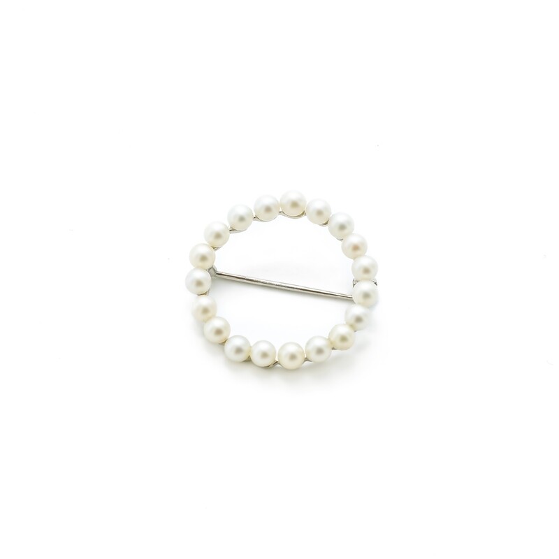 BROCHE ORO BLANCO 14K REDONDO PERLAS