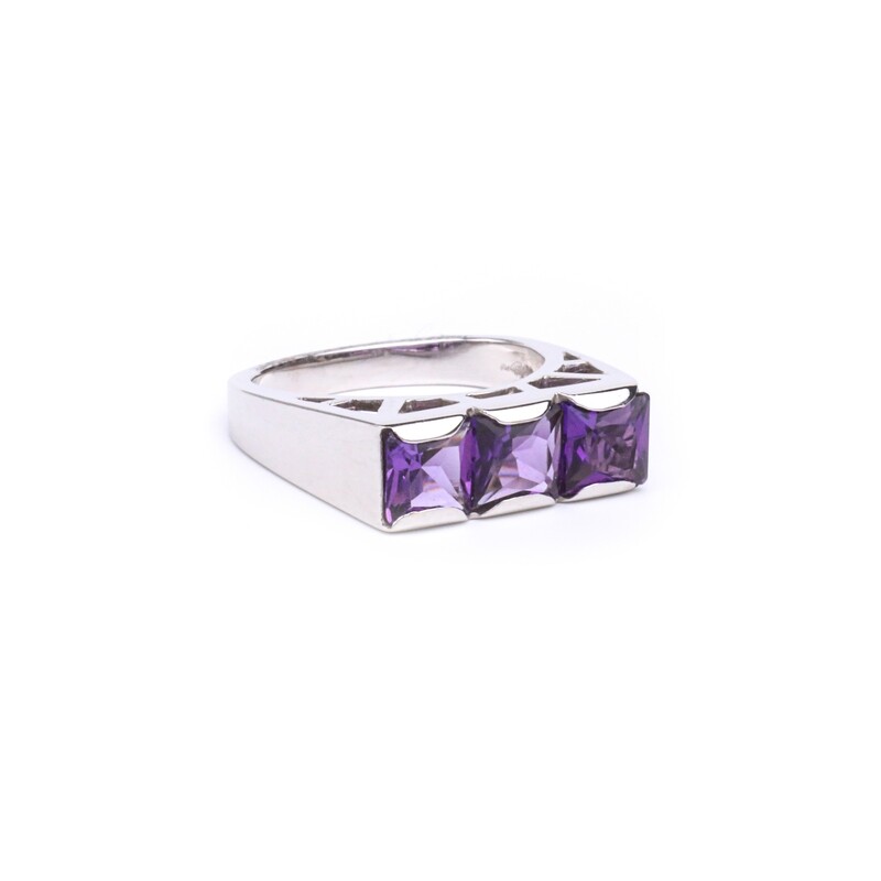 ANILLO ORO BLANCO 18K TRES AMATISTAS CUADRADAS