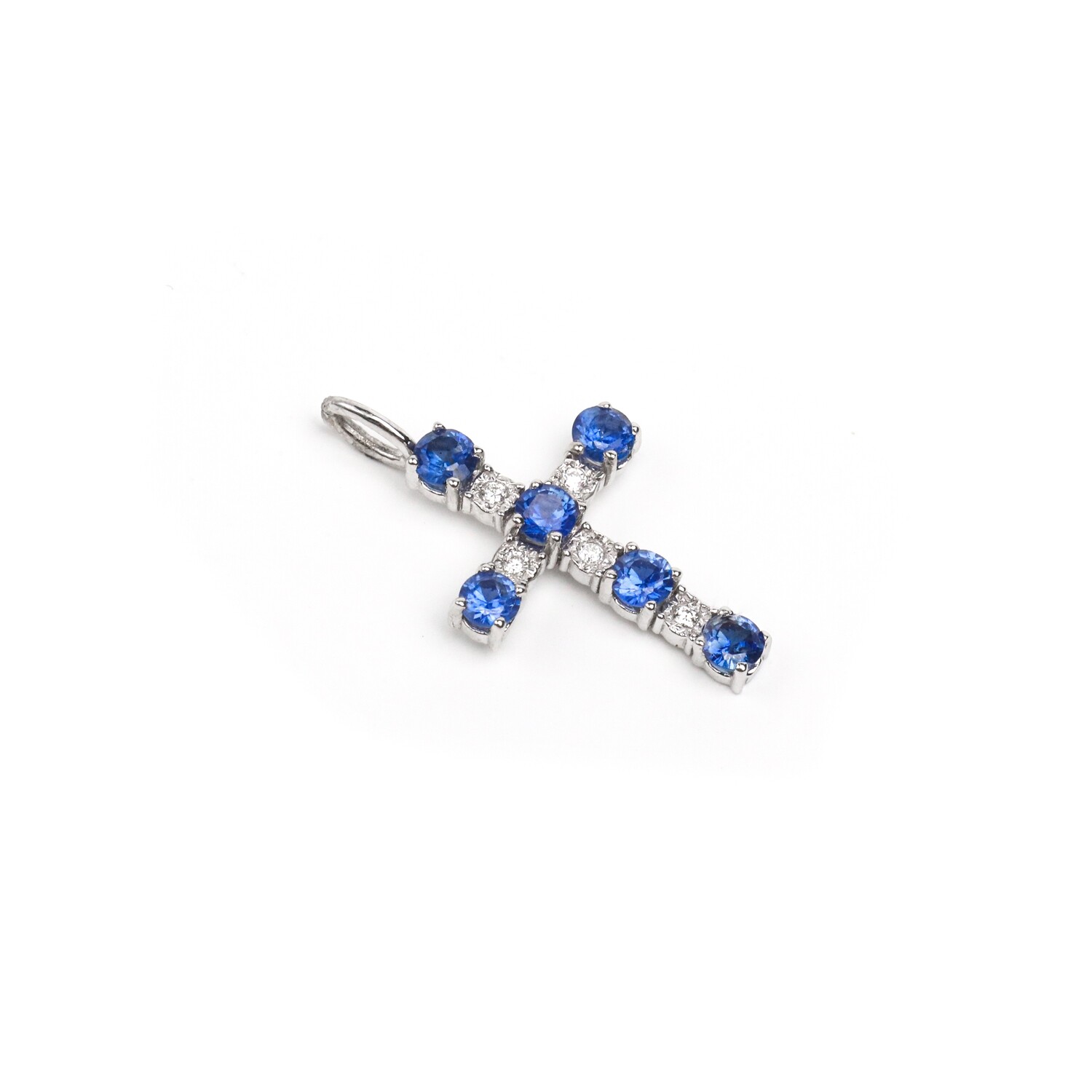 CRUCIFIJO ORO BLANCO 14K ZAFIRO Y DIAMANTES PAVET