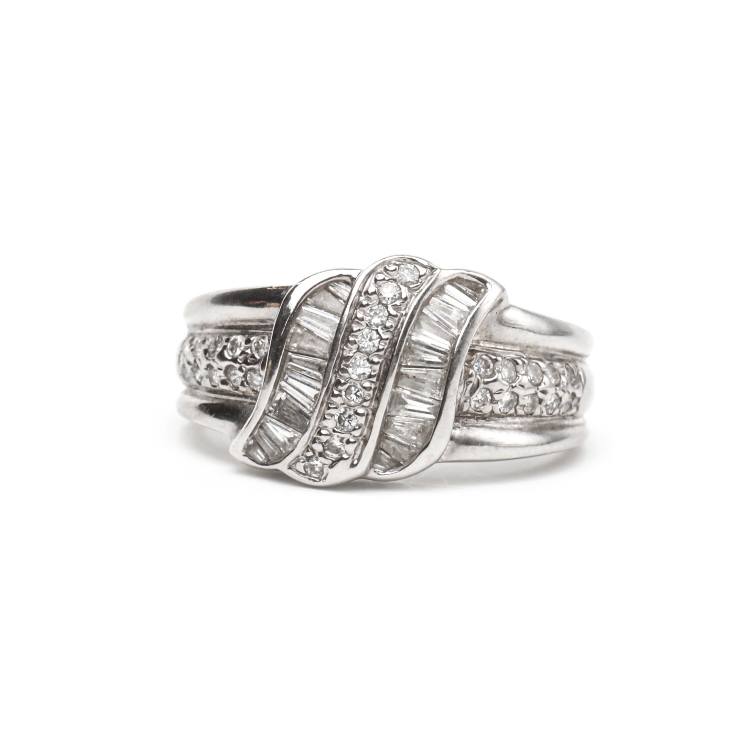ANILLO ORO BLANCO CON DIAMANTES PAVET Y BAGUETTE