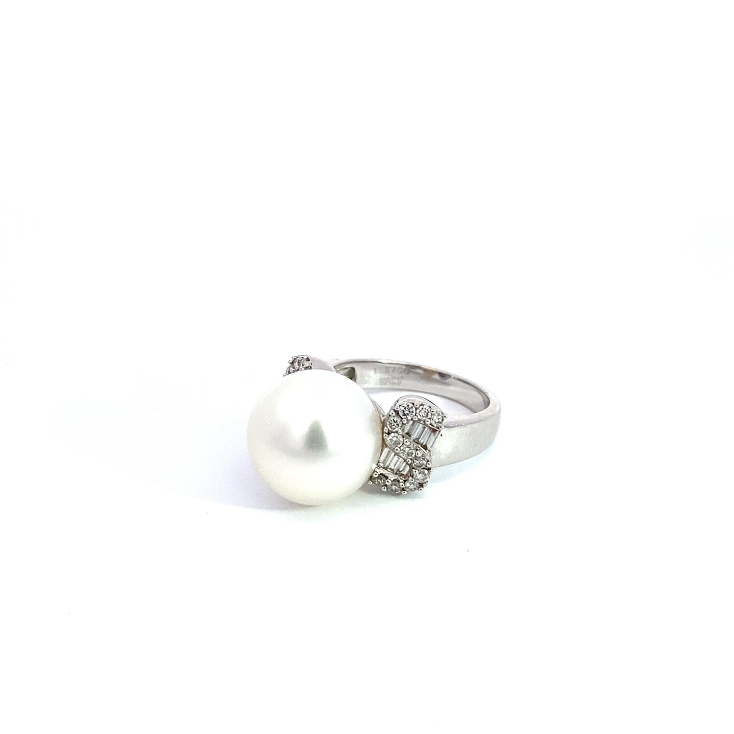 ANILLO ORO BLANCO PERLA Y DIAMNATES  CORTE BAGUET Y PAVET 18K