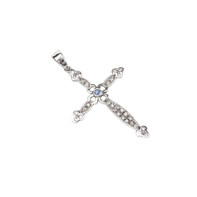 CRUCIFIJO ORO BLANCO 14K ZAFIRO CON DIAMANTES