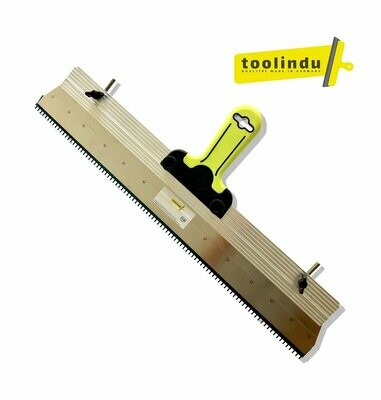 Stehrakel Großflächenrakel 56cm Rostfrei 2K Griff mit Stielhalter / höhenverstellbaren Stiften / Zahnleiste R2 Stehrakel Großflächenrakel 56cm Rostfrei 2K Griff mit Stielhalter / höhenverstellbaren Stiften / Zahnleiste R2