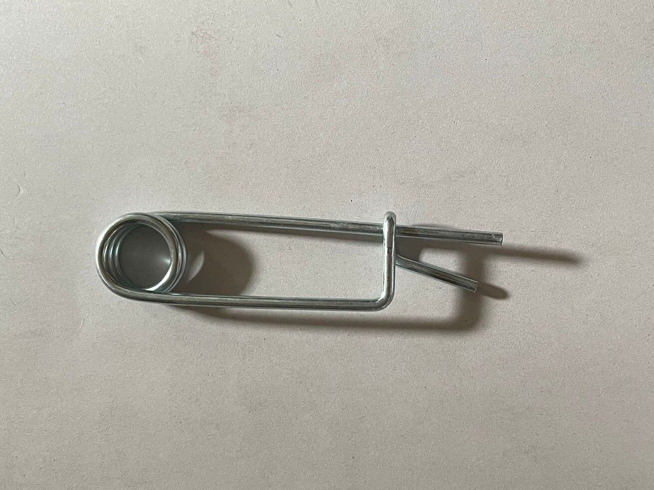 Sicherheitsklammer dreifach gebunden Sicherheitsklammer dreifach gebunden