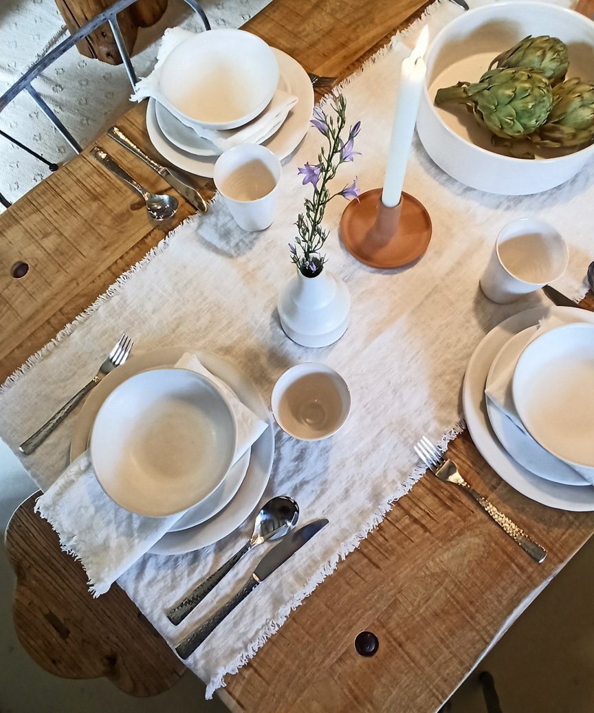 Camino de Mesa Blanco de  Lino Orgánico con Flecos