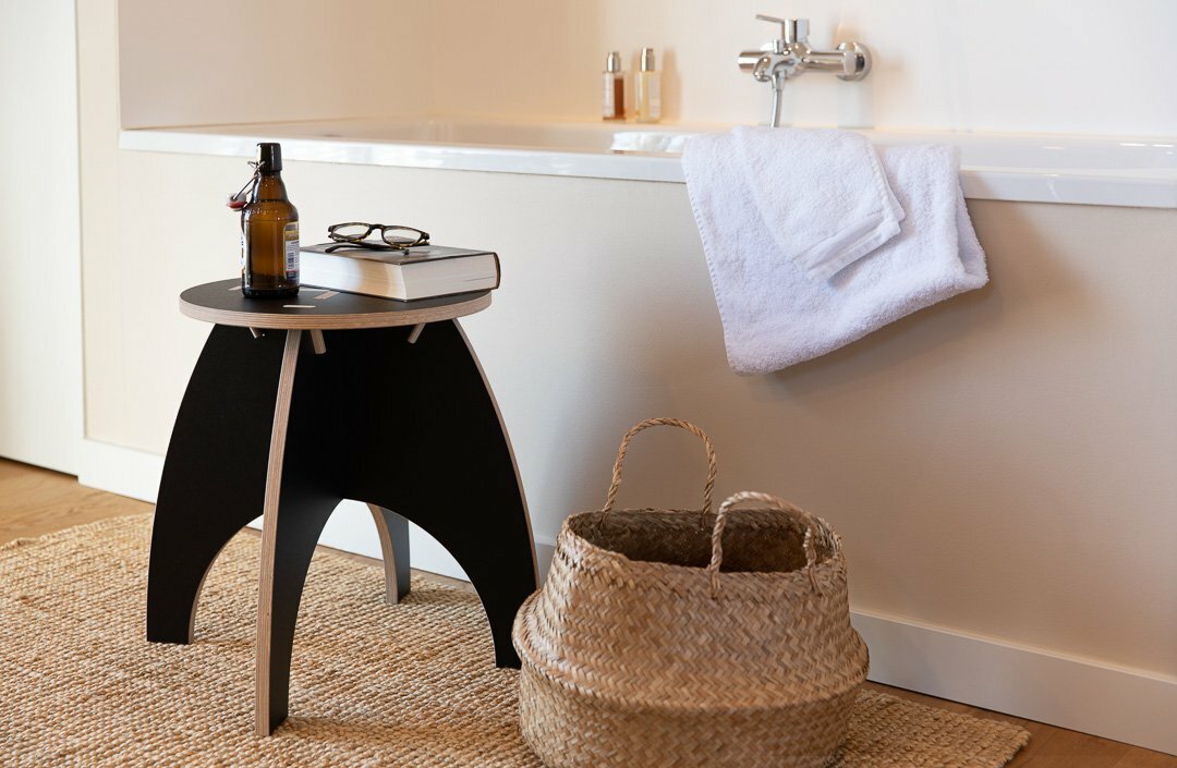 Hocker modernes Design, Multiplex schwarz Sitzhocker als Steckmöbel