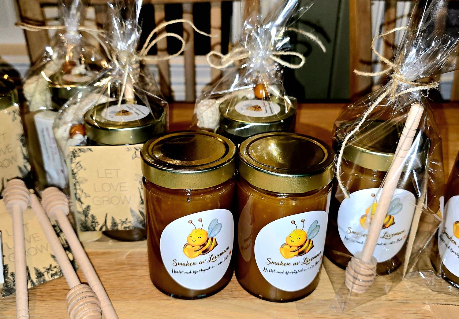 Honning glass med honningskje og Dahlia frø Honning glass med honningskje og Dahlia frø