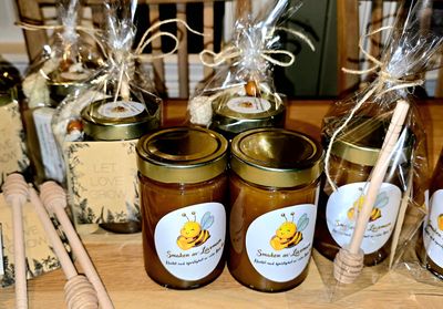 Honning glass med honningskje,  Dahlia frø og såpe