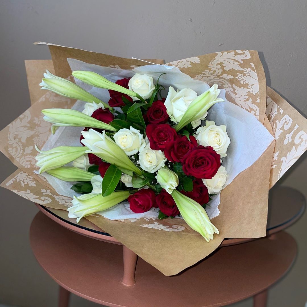 Red and White Hand-tie Bouquet