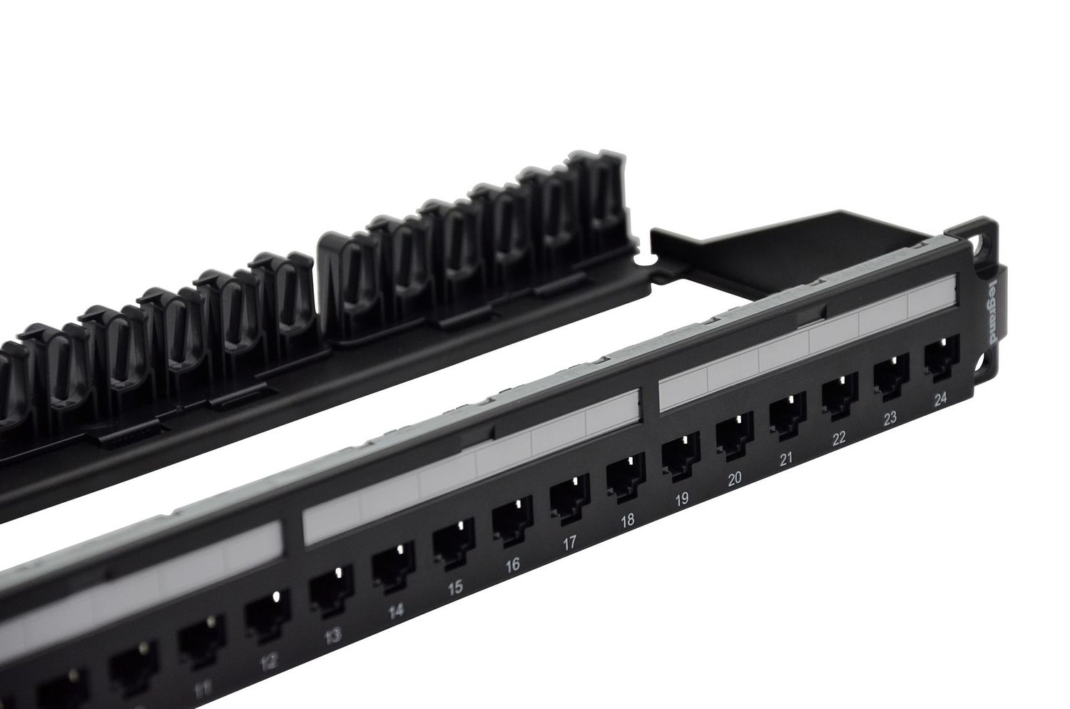 PANNEAU DE BRASSAGE 1U 24 PORTS VIDE (SANS NOYAUX) - NU AVEC SUPPORT - METALLIQUE - LEGRAND