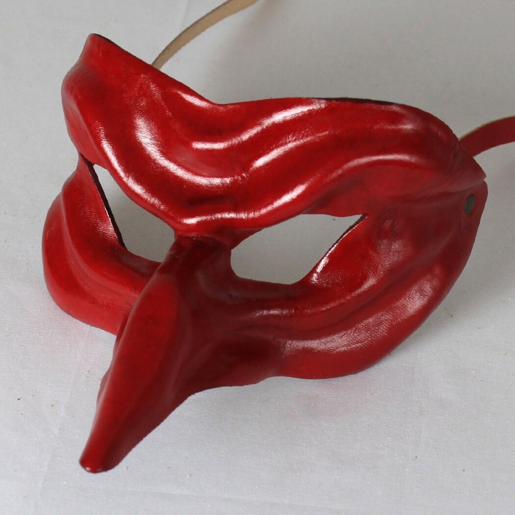 Capitano spaventa di Callot rosso di cuoio per la Commedia dell' Arte - Ledermaske