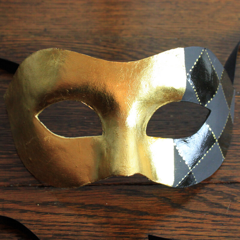 Arlecchina tre quarti oro & nero/nero brillante di cartapesta per Commedia dell'Arte Arlecchina tre quarti oro & nero/nero brillante di cartapesta per Commedia dell'Arte