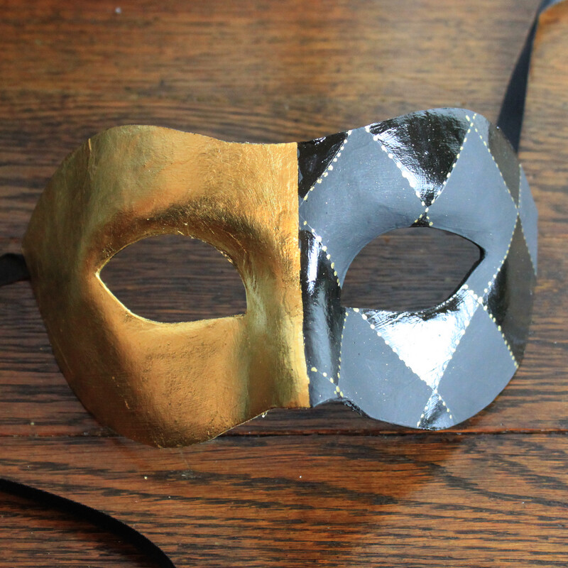 Arlecchina mezzo oro & nero/nero brillante di cartapesta per Commedia dell'Arte Arlecchina mezzo oro & nero/nero brillante di cartapesta per Commedia dell'Arte