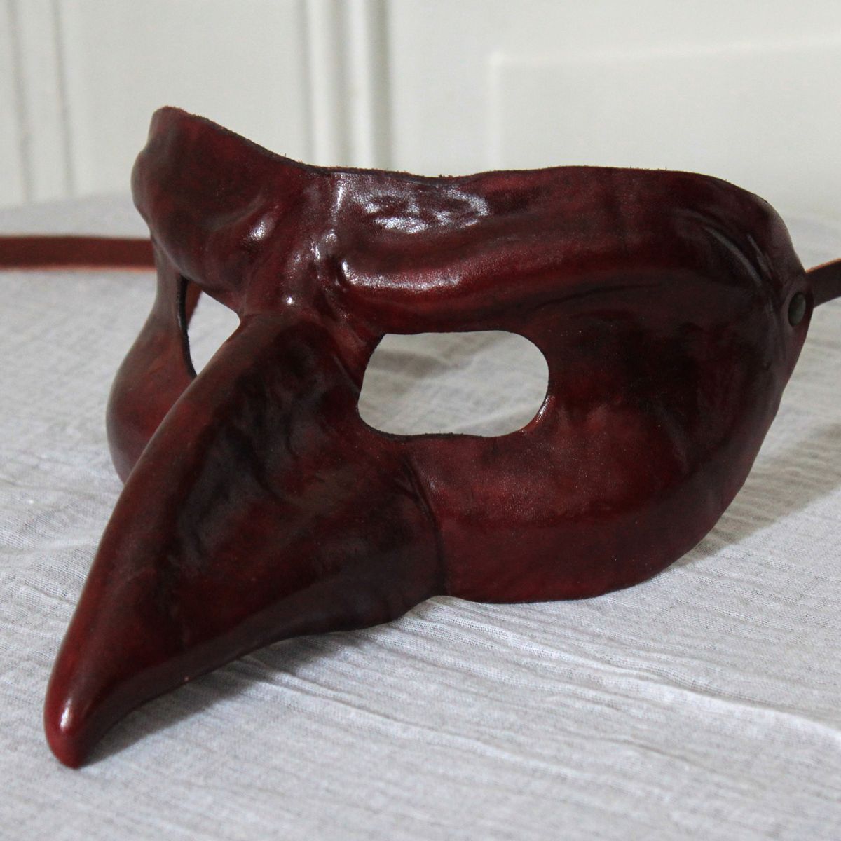 Pulcinella di Callot bordeaux di cuoio per la Commedia dell' Arte - Ledermaske
