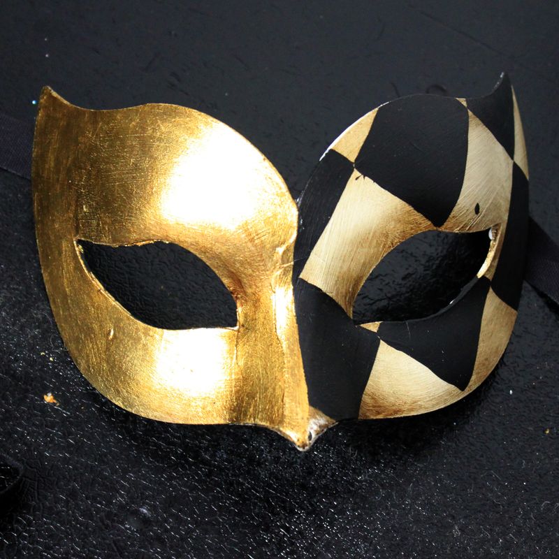 Arlecchina oro & nera/bianca di cartapesta per Commedia dell'Arte Arlecchina oro & nera/bianca di cartapesta per Commedia dell'Arte