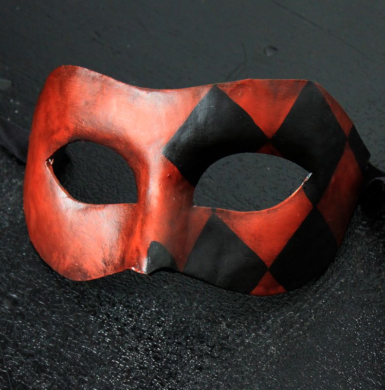 Arlecchina rosso & nero di cartapesta per Commedia dell'Arte Arlecchina rosso & nero di cartapesta per Commedia dell'Arte