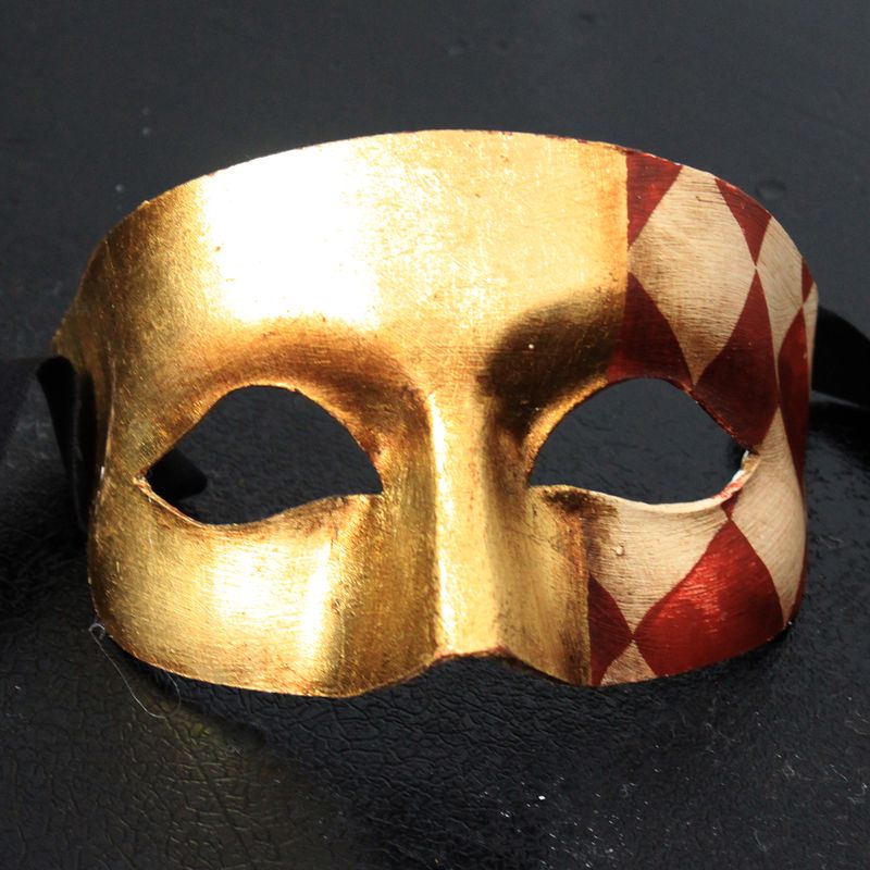 Arlecchina tre quarti oro, bianco & rosso di cartapesta per Commedia dell'Arte Arlecchina tre quarti oro, bianco & rosso di cartapesta per Commedia dell'Arte