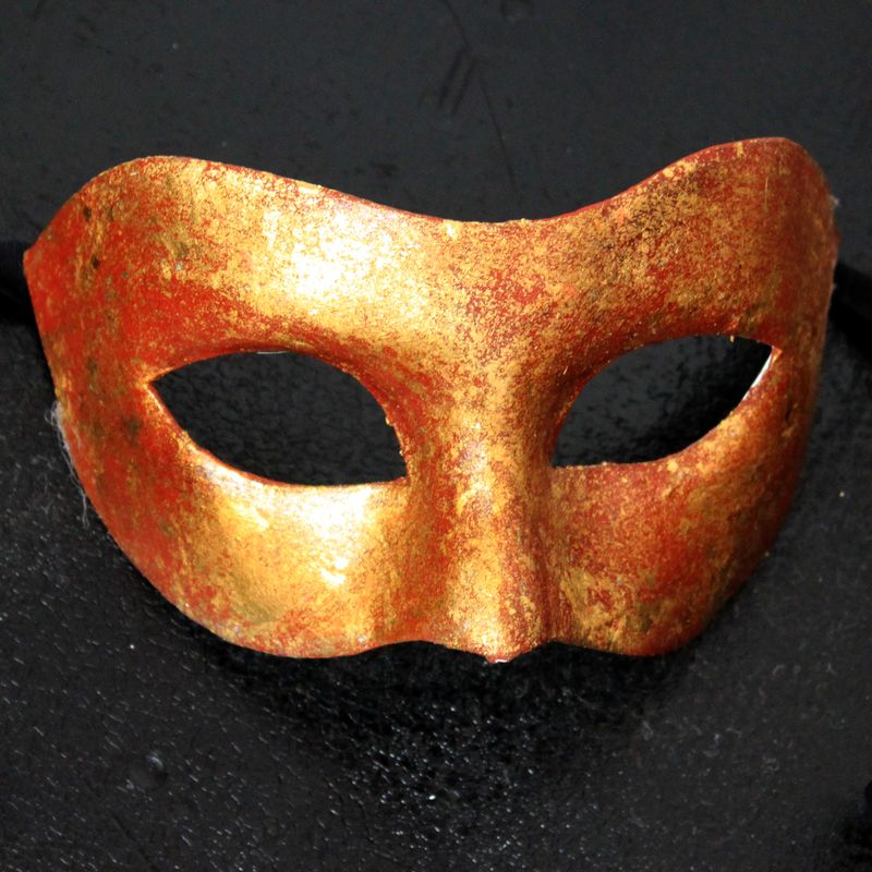 Arlecchina rosso & oro di cartapesta per Commedia dell'Arte Arlecchina rosso & oro di cartapesta per Commedia dell'Arte