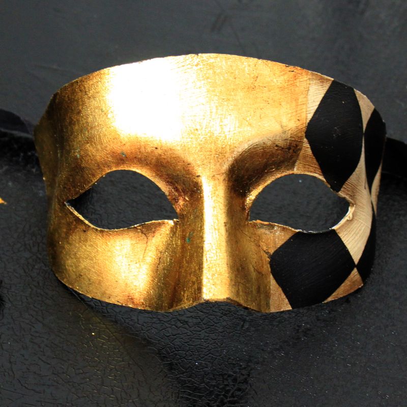 Arlecchina tre quarti oro & nera/bianca di cartapesta per Commedia dell'Arte Arlecchina tre quarti oro & nera/bianca di cartapesta per Commedia dell'Arte