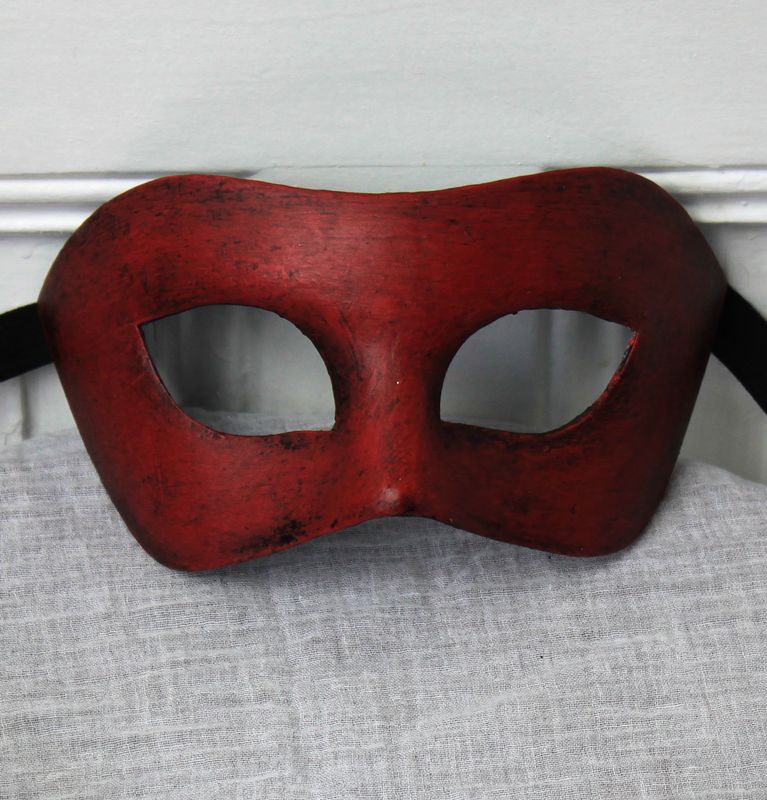 Arlecchina rosso di cartapesta per Commedia dell'Arte Arlecchina rosso di cartapesta per Commedia dell'Arte