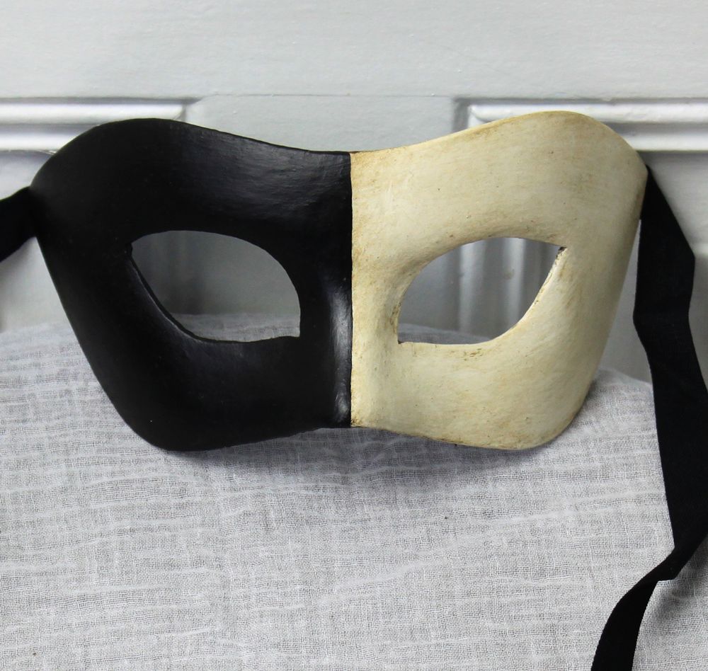 Arlecchina nero & bianco di cartapesta per Commedia dell'Arte Arlecchina nero & bianco di cartapesta per Commedia dell'Arte