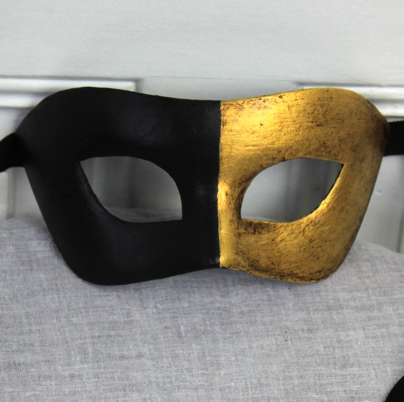Arlecchina nero & oro di cartapesta per Commedia dell'Arte Arlecchina nero & oro di cartapesta per Commedia dell'Arte