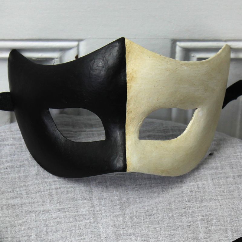 Arlecchina nero & bianco di cartapesta per Commedia dell'Arte Arlecchina nero & bianco di cartapesta per Commedia dell'Arte