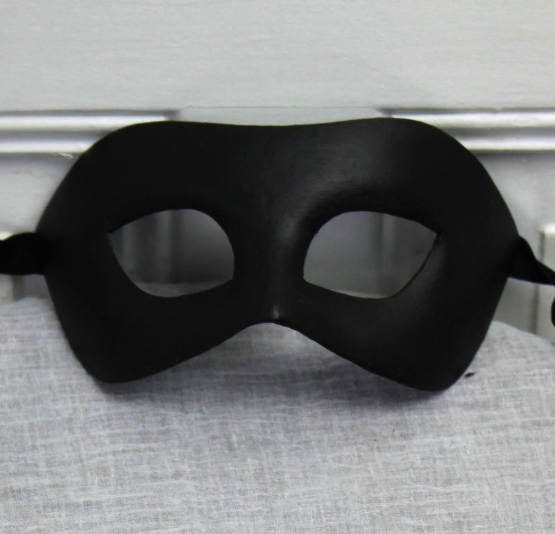 Arlecchina nero di cartapesta per Commedia dell'Arte Arlecchina nero di cartapesta per Commedia dell'Arte