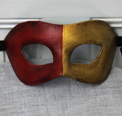 Arlecchina rosso & oro di cartapesta per Commedia dell'Arte