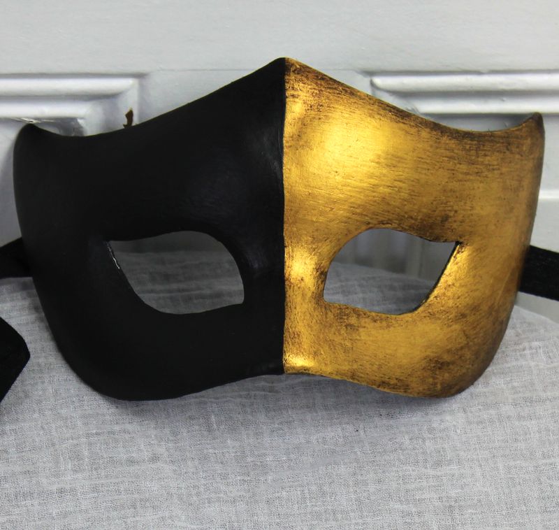 Arlecchina nero & oro di cartapesta per Commedia dell'Arte Arlecchina nero & oro di cartapesta per Commedia dell'Arte