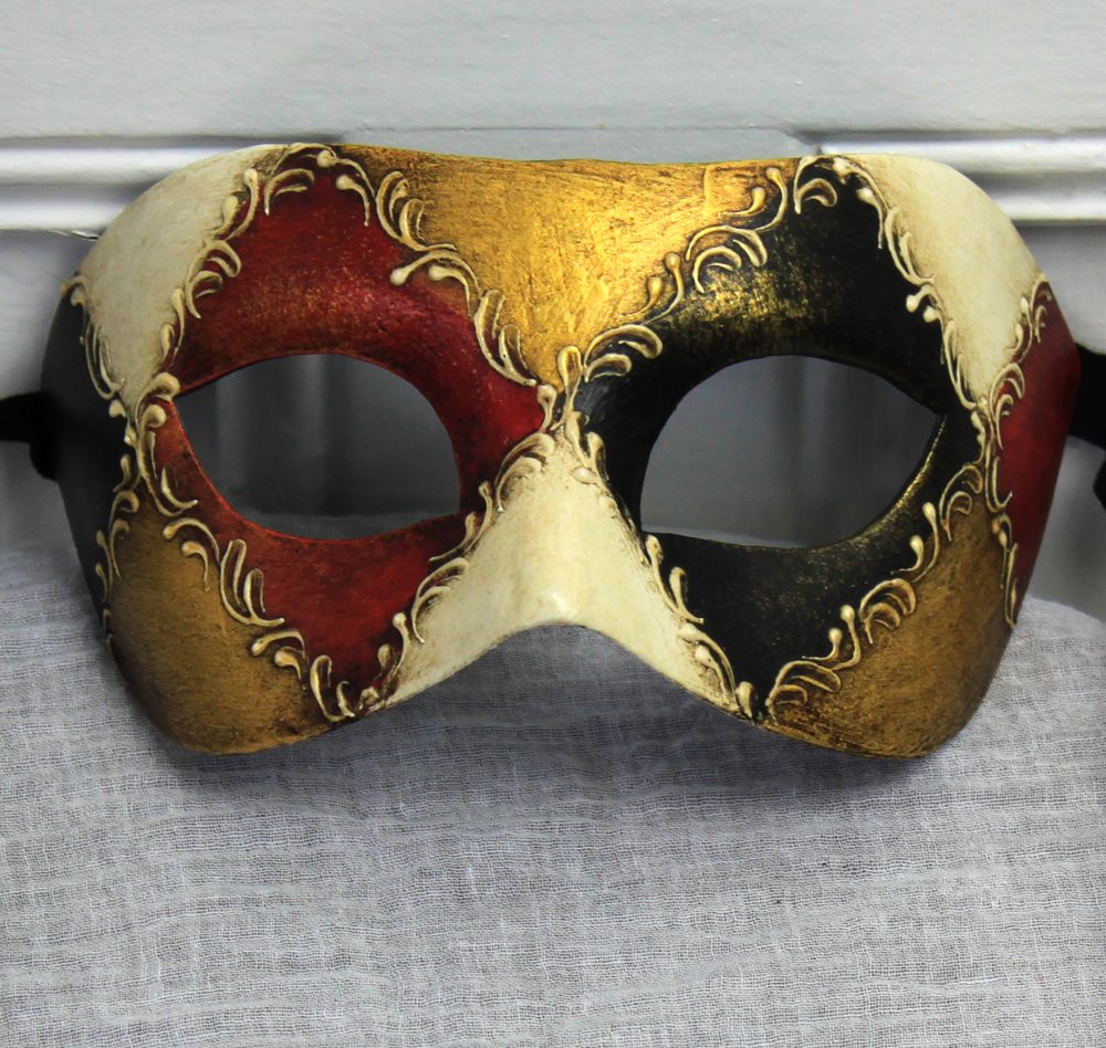 Arlecchina colorata cartapesta per Commedia dell'Arte Arlecchina colorata cartapesta per Commedia dell'Arte