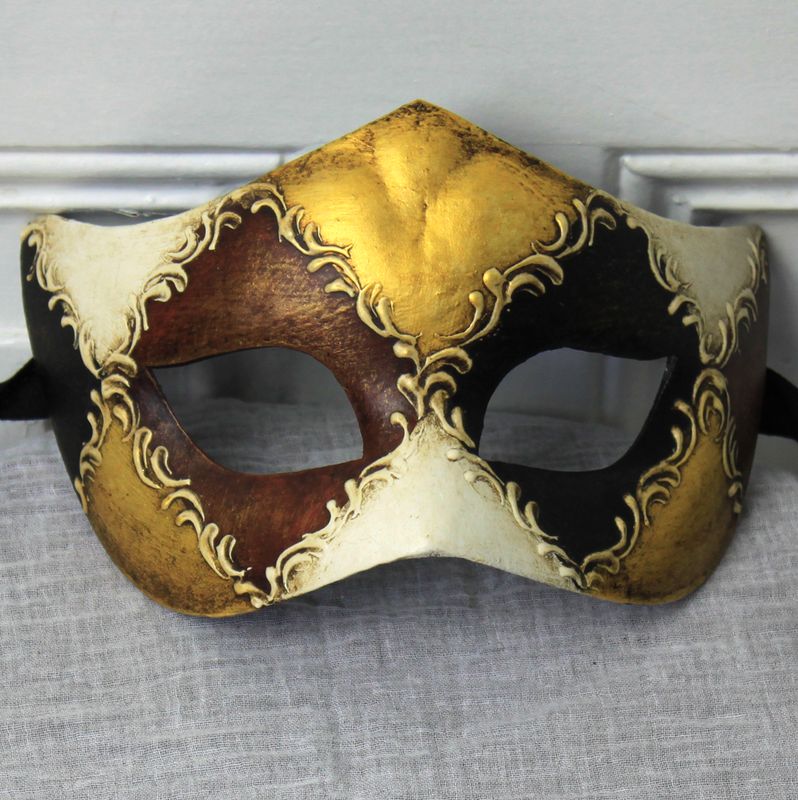 Arlecchina colorata di cartapesta per Commedia dell'Arte Arlecchina colorata di cartapesta per Commedia dell'Arte