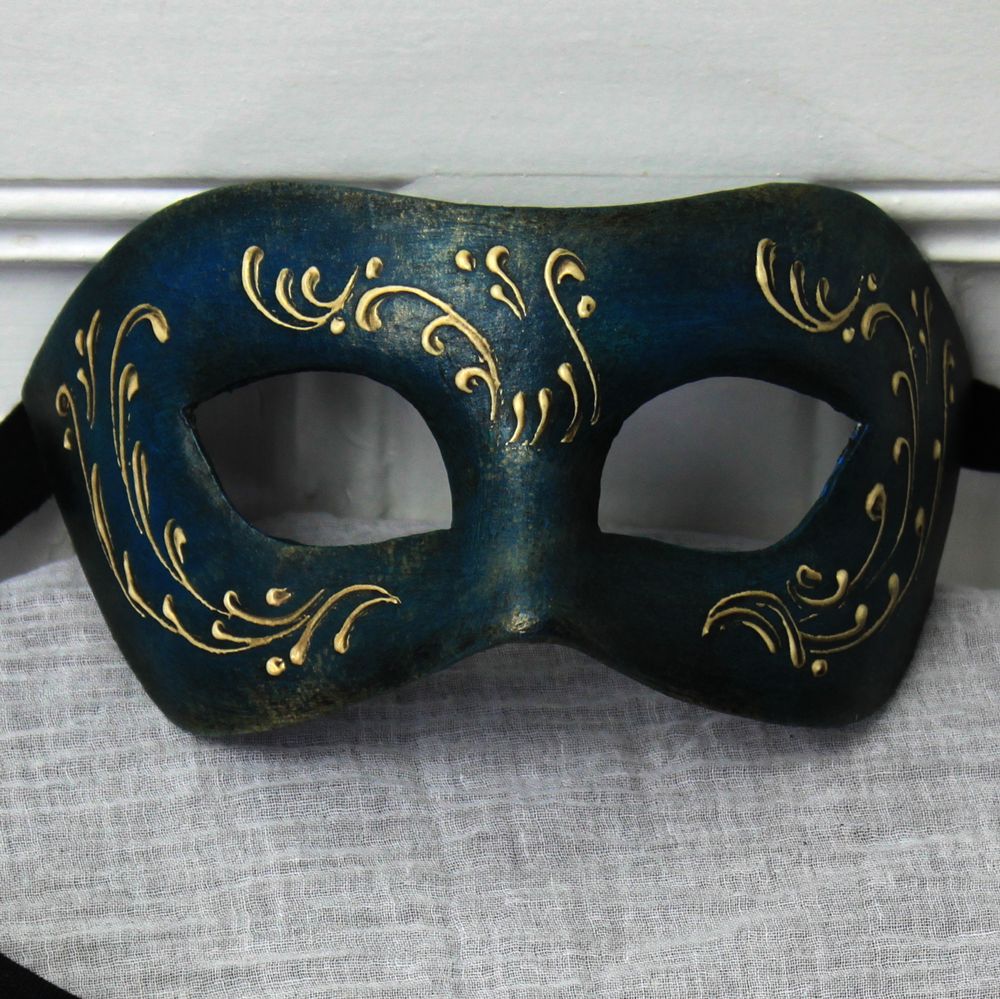 Arlecchina decorata cartapesta per Commedia dell'Arte Arlecchina decorata cartapesta per Commedia dell'Arte