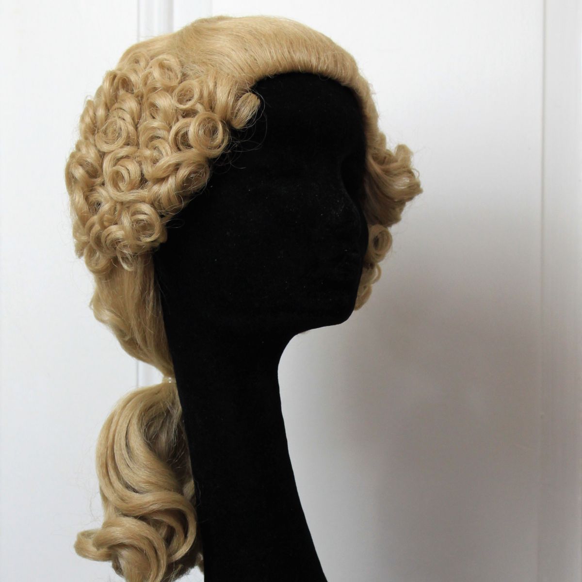 Herren-Rokoko-Echthaarperücke 1730-1780 Herren-Rokoko-Echthaarperücke 1730-1780