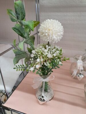 Vase mit künstlichen Blumen