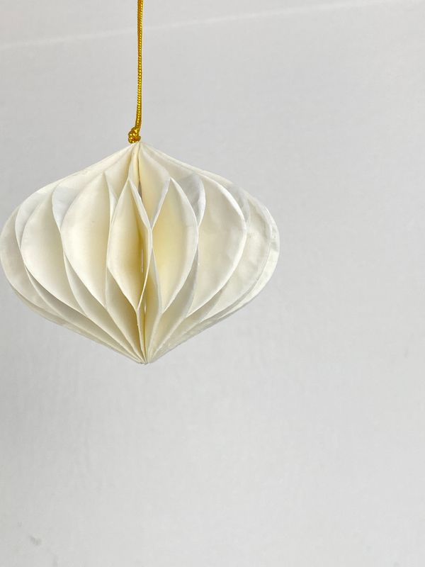 Papier Baumschmuck Hänger in "Zwiebel" Form creme